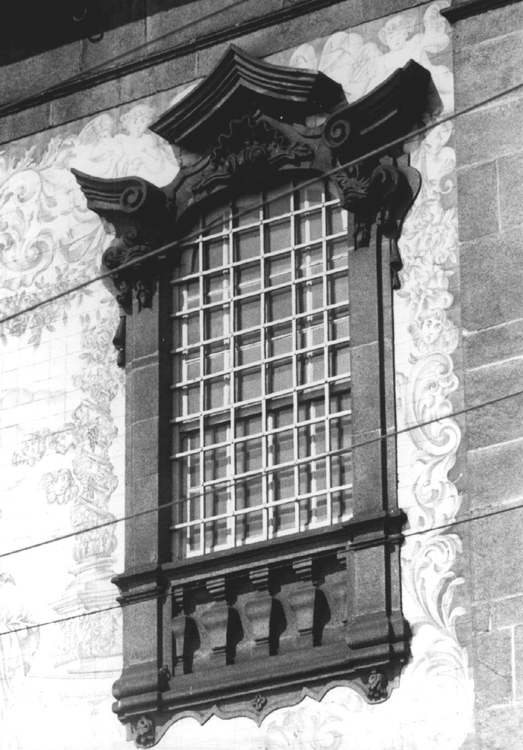Porto : janela da Igreja do Carmo