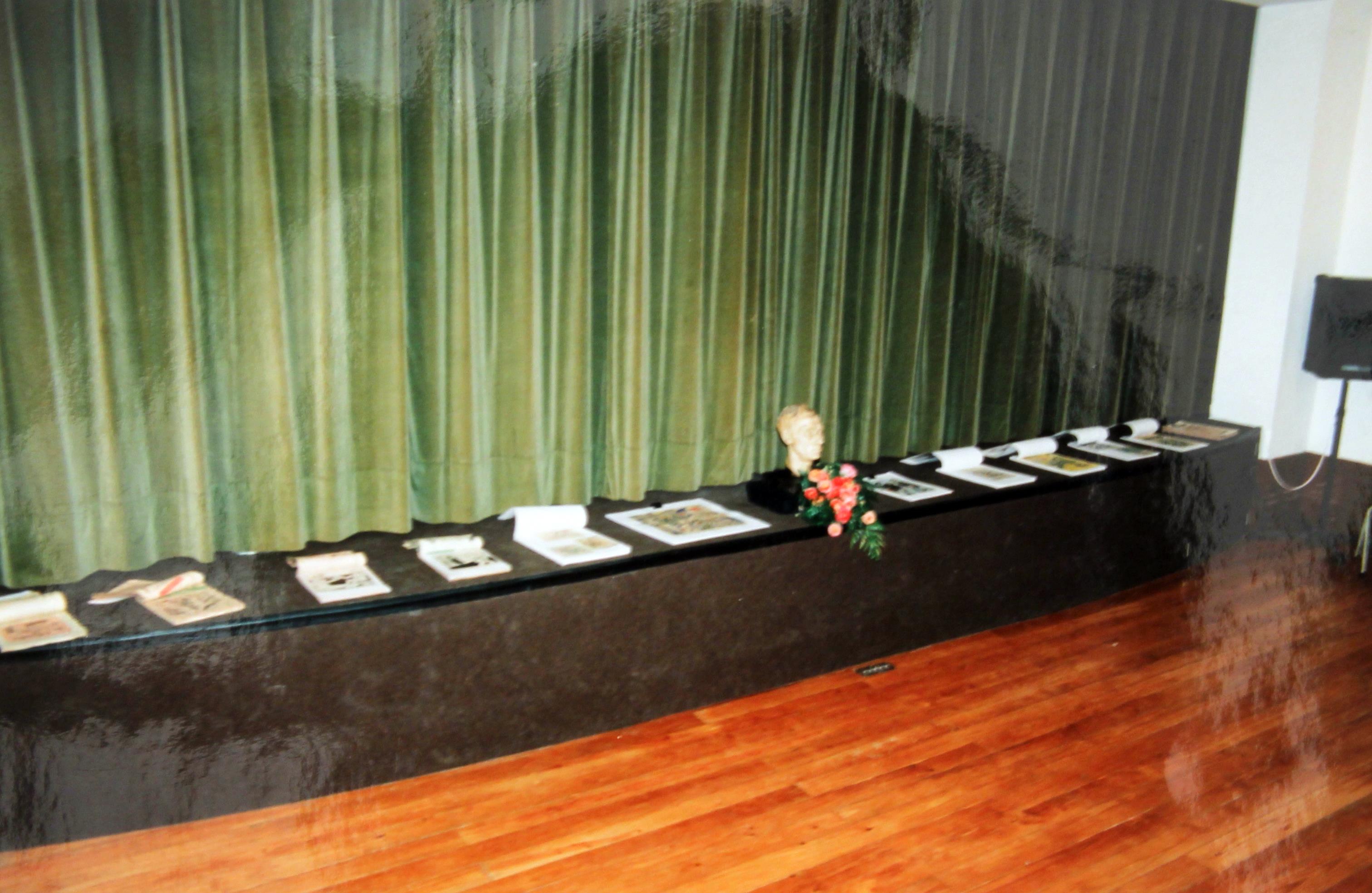 1ª Exposição "Documental" póstuma : "Uma Obra - Cruz Caldas" : vista geral da mesa de honra