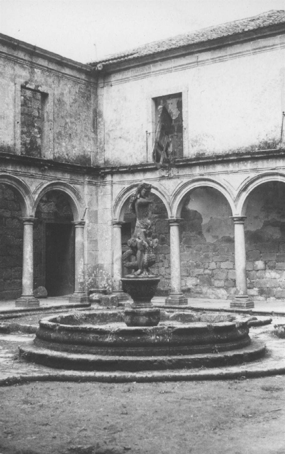 Bustelo : concelho de Penafiel : claustro do convento