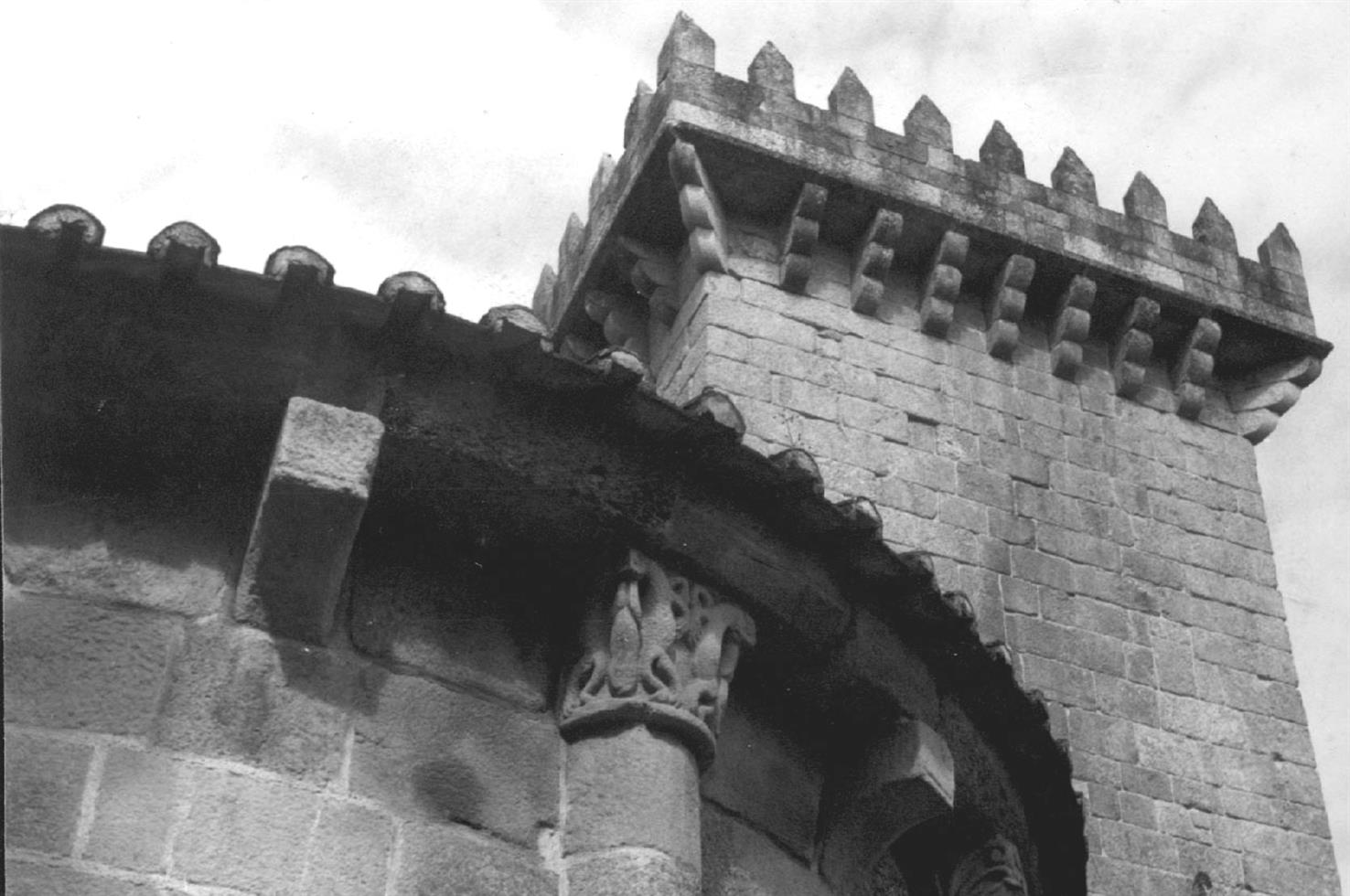 Travanca : concelho de Amarante : pormenor dum absidíolo e da torre