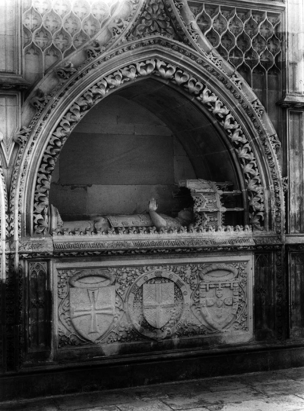 Frontal do túmulo do infante Dom Henrique no Mosteiro da Batalha