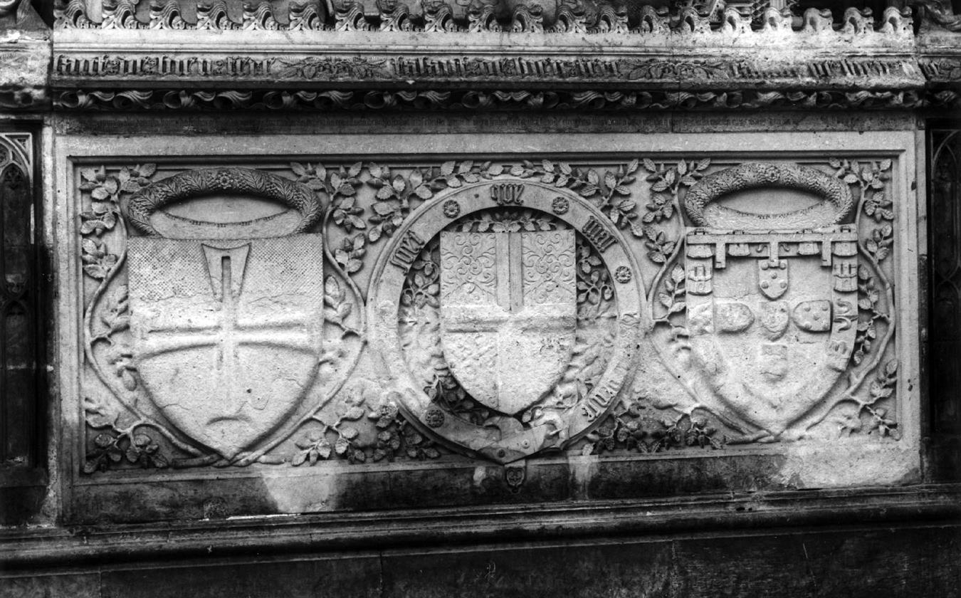 Frontal do túmulo do infante Dom Henrique no Mosteiro da Batalha