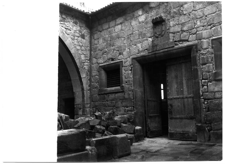 Obras de Restauro da Casa do Infante : 1958 - 1976 : pátio e porta da Casa da Moeda