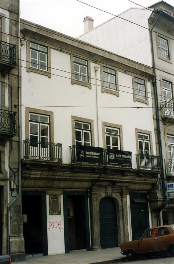 Rua do Infante D. Henrique : Porta brasonada que dá acesso à viela da Casa do Infante