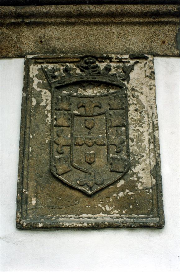 Rua do Infante D. Henrique : pormenor do escudo da dinastia de Aviz