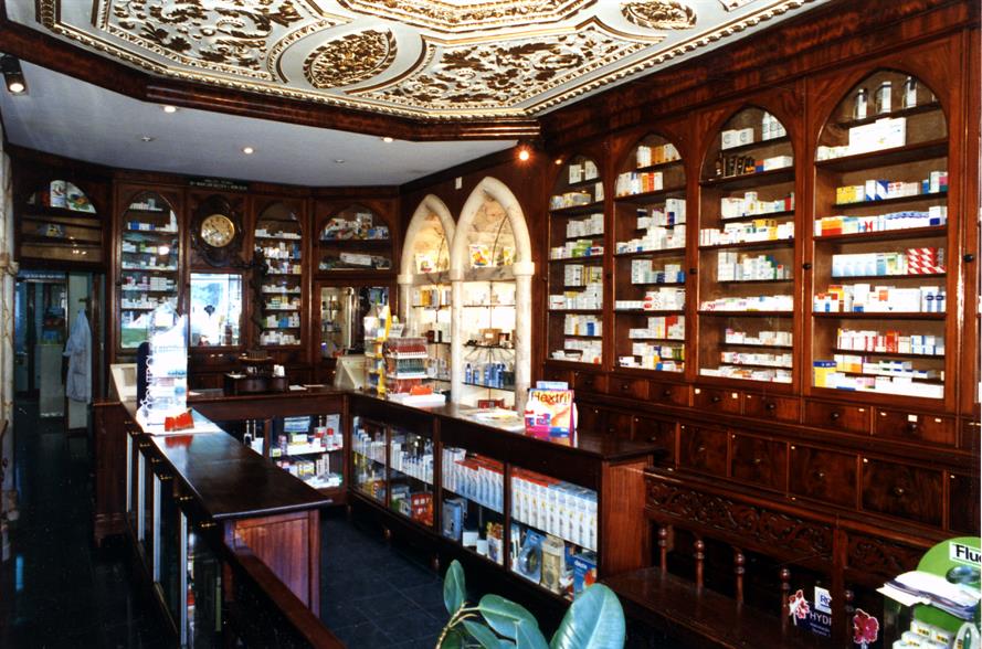 Interior da antiga farmácia da Reboleira