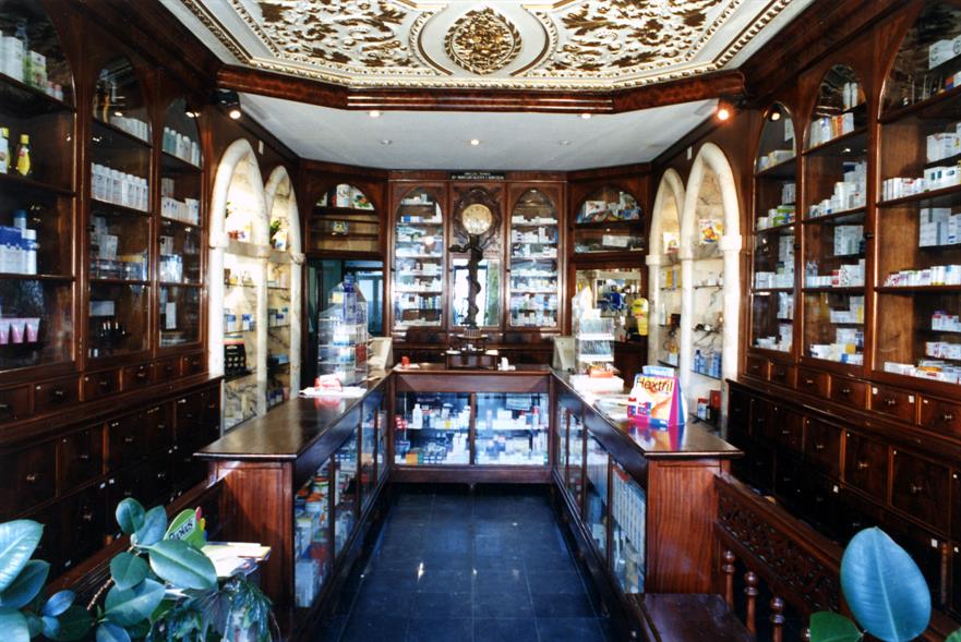 Interior da antiga farmácia da Reboleira