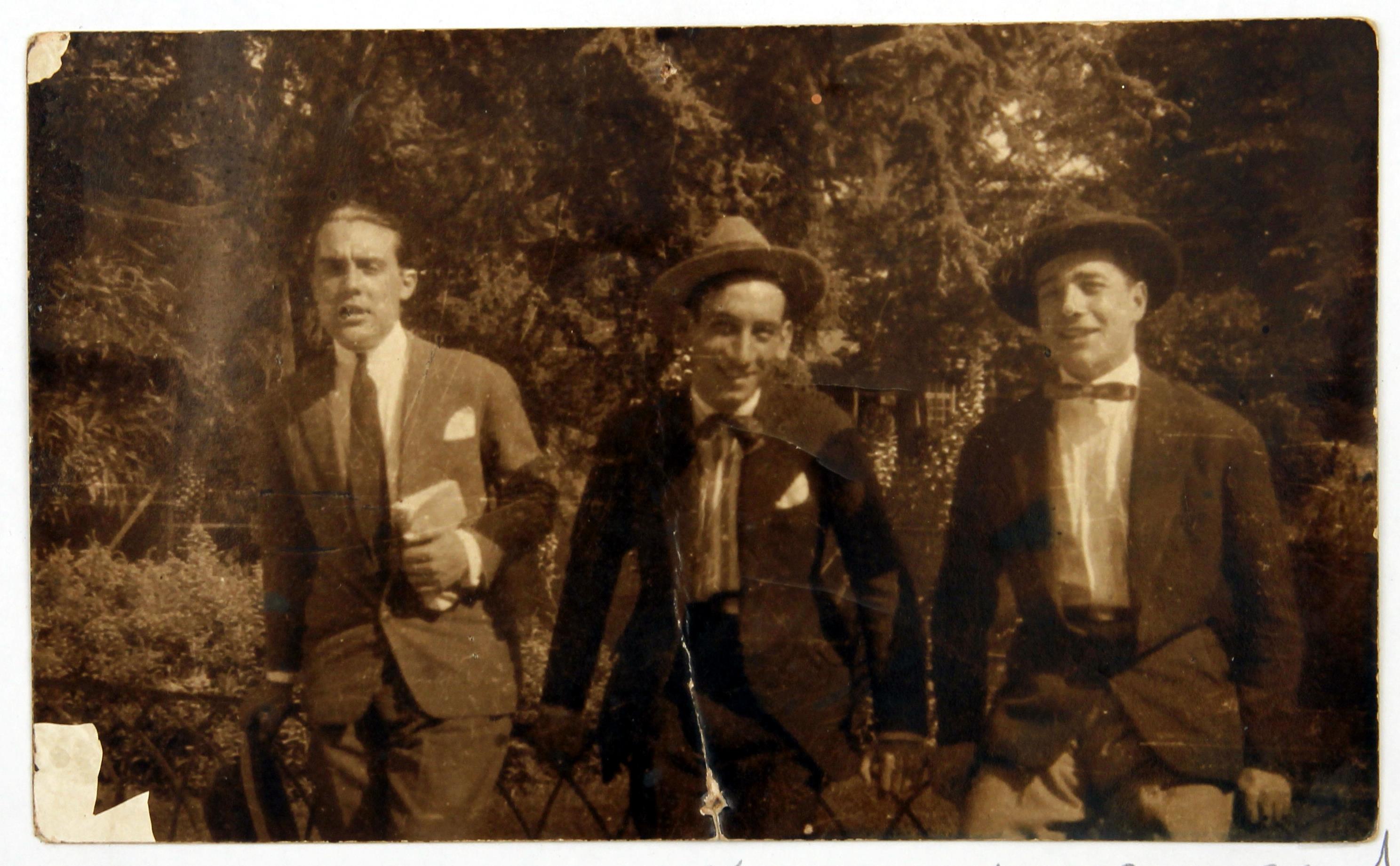 Cruz Caldas (1) : 1897-1928 : [Cruz Caldas com dois amigos]