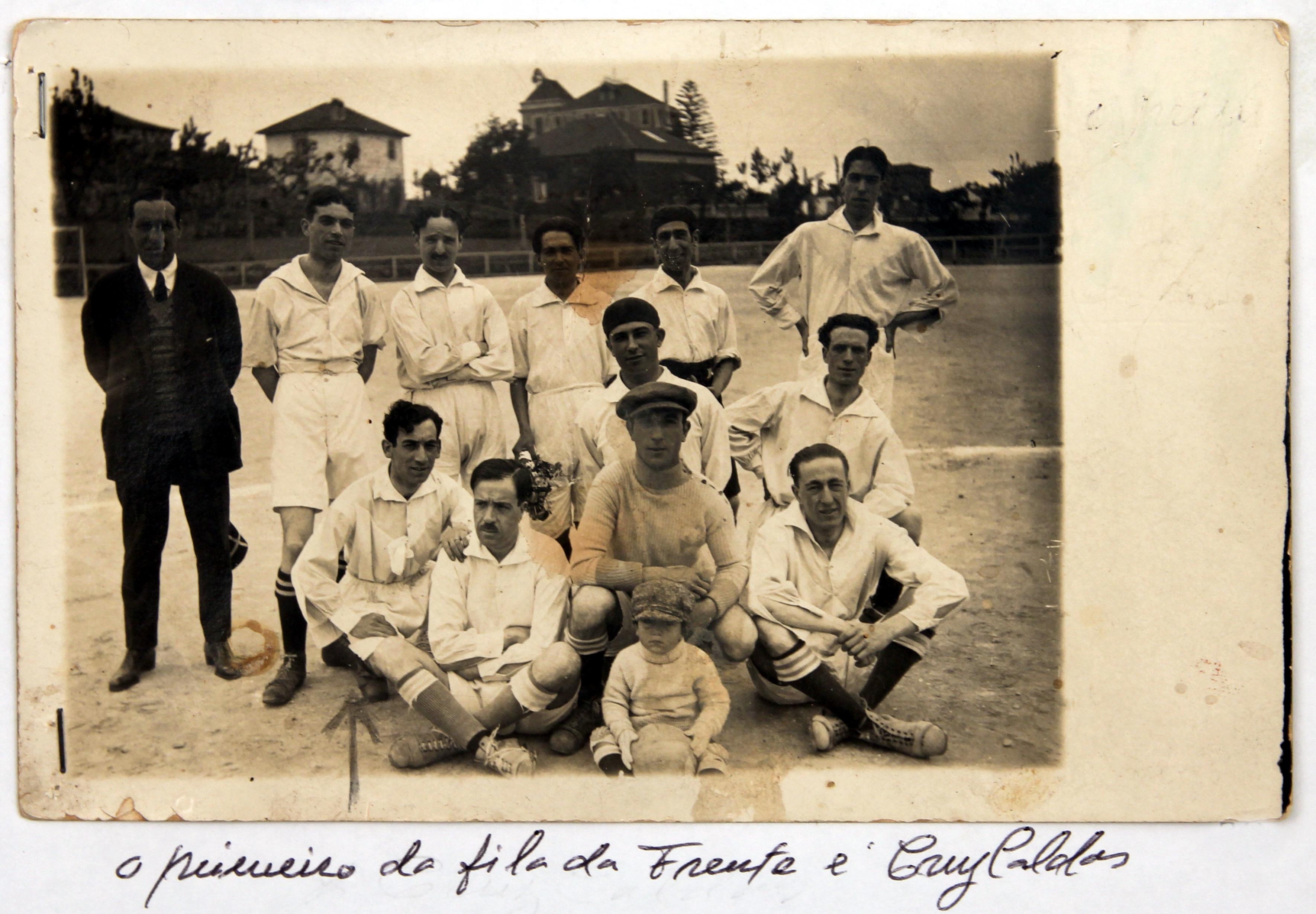 Cruz Caldas (1) : 1897-1928 : [Cruz Caldas como jogador numa equipa de futebol]