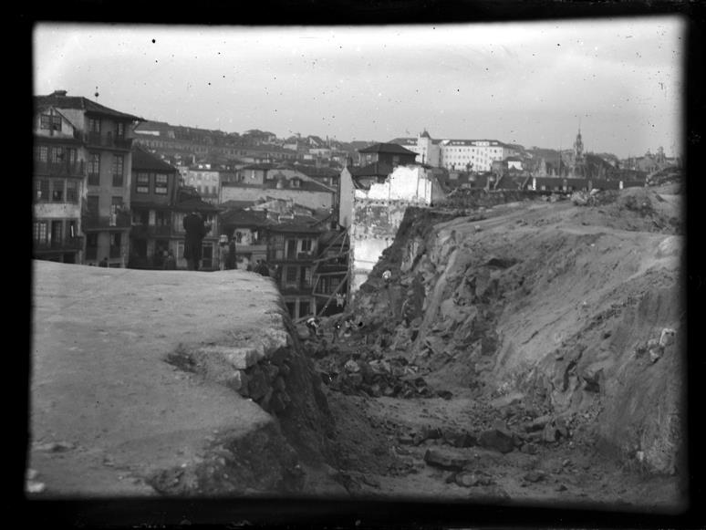 Obras de abertura da Avenida da Ponte : escavações