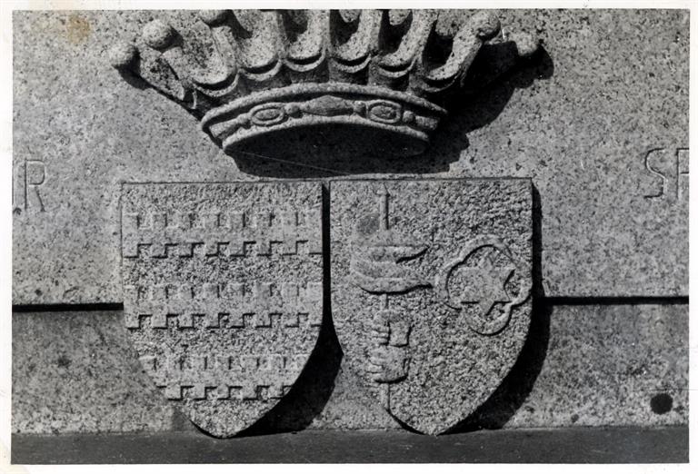 As pedras de armas do Porto : Cemitério de Agramonte : jazigo da família Souto Maior Santiago, século XIX