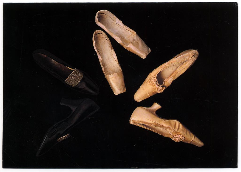 Sapatos de senhora : seda : séculos XIX-XX
