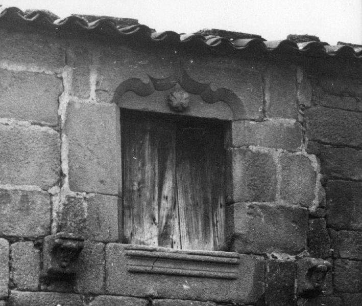 Almendra : concelho de Vila Nova de Foz Côa : uma janela