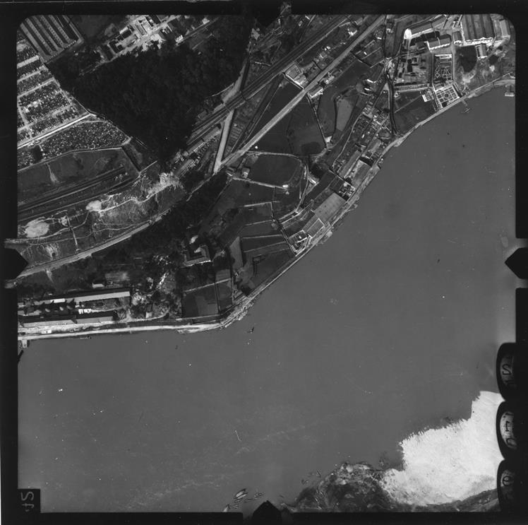 [Fotografia aérea da cidade do Porto : 1939-1940 : fiada 24, n.º 220]