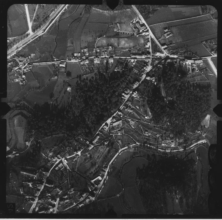 [Fotografia aérea da cidade do Porto : 1939-1940 : fiada 28, n.º 690]