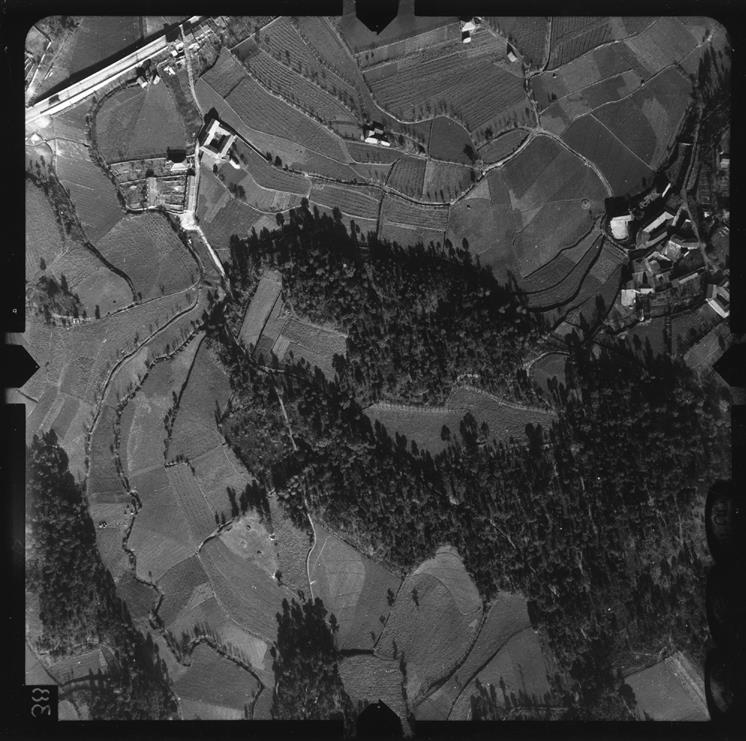 [Fotografia aérea da cidade do Porto : 1939-1940 : fiada 30, n.º 570]