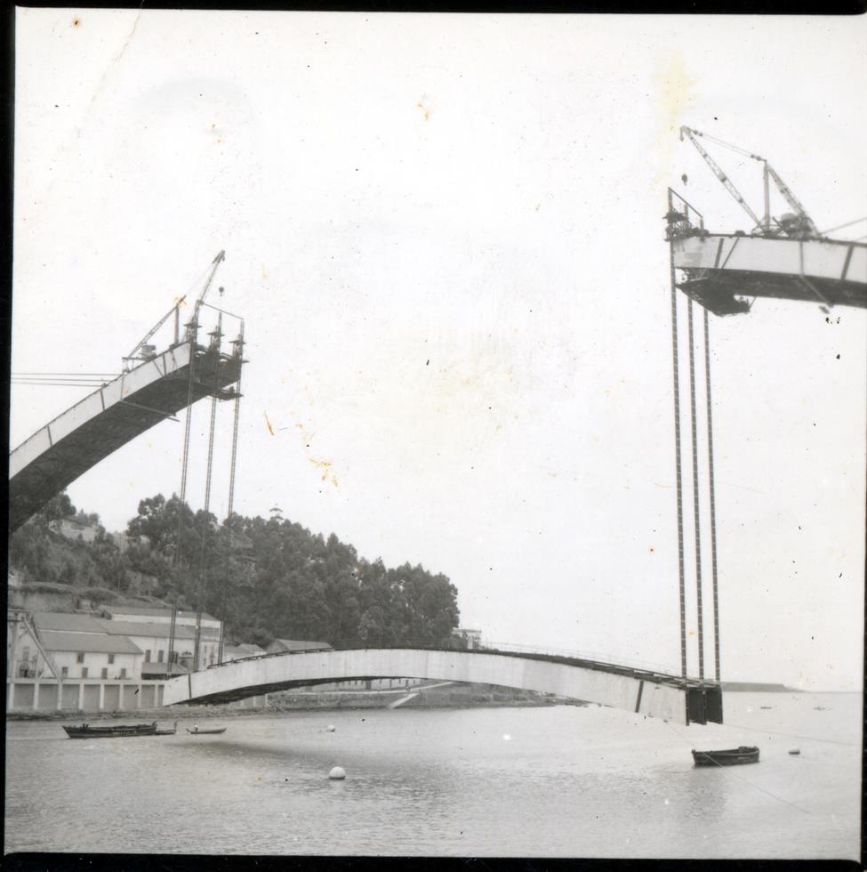 Construção da Ponte da Arrábida : montagem do tramo central