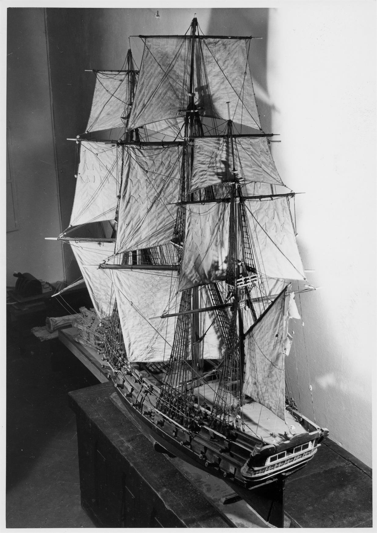 Exposição Histórico-Militar : Modelo de três mastros : séc. XVII