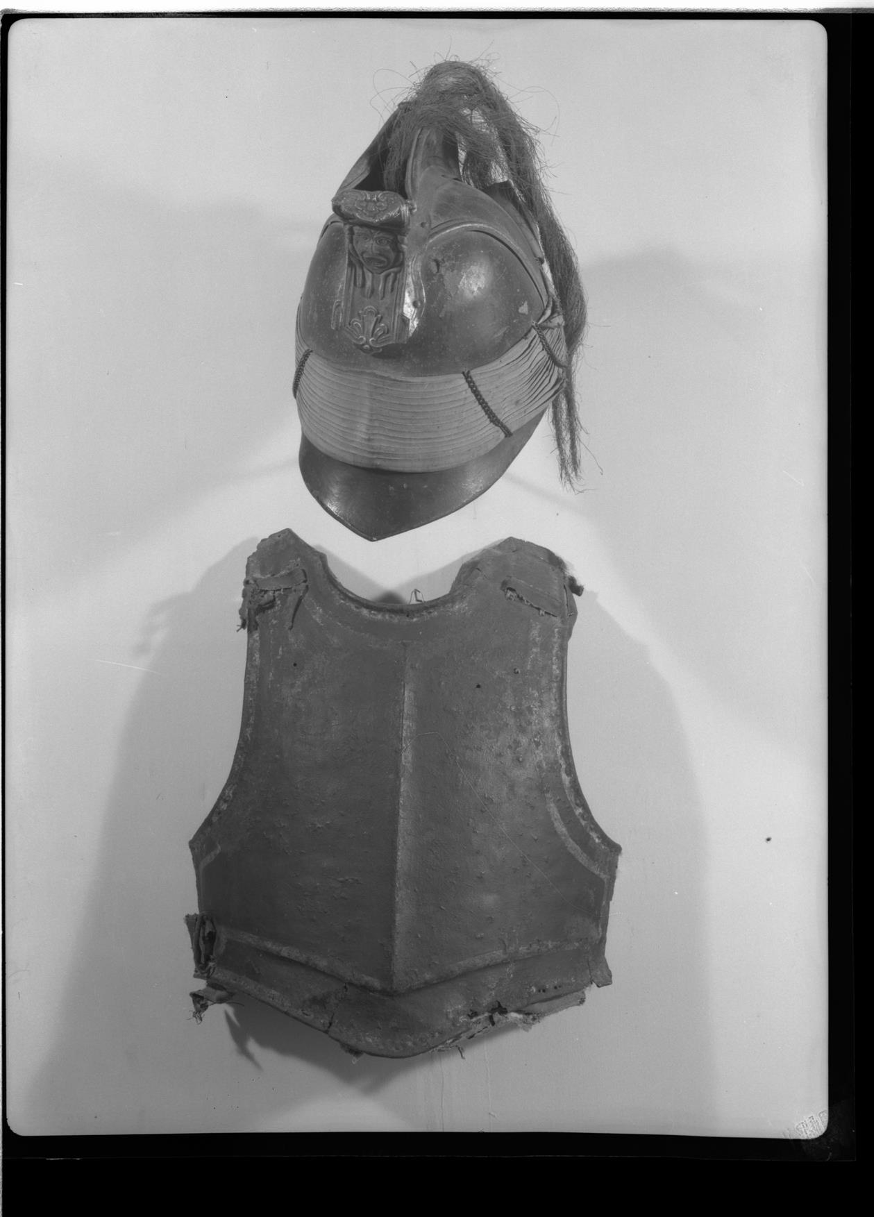Exposição Histórico-Militar : capacete de dragões e meia couraça de couraceiros franceses : séc. XIX