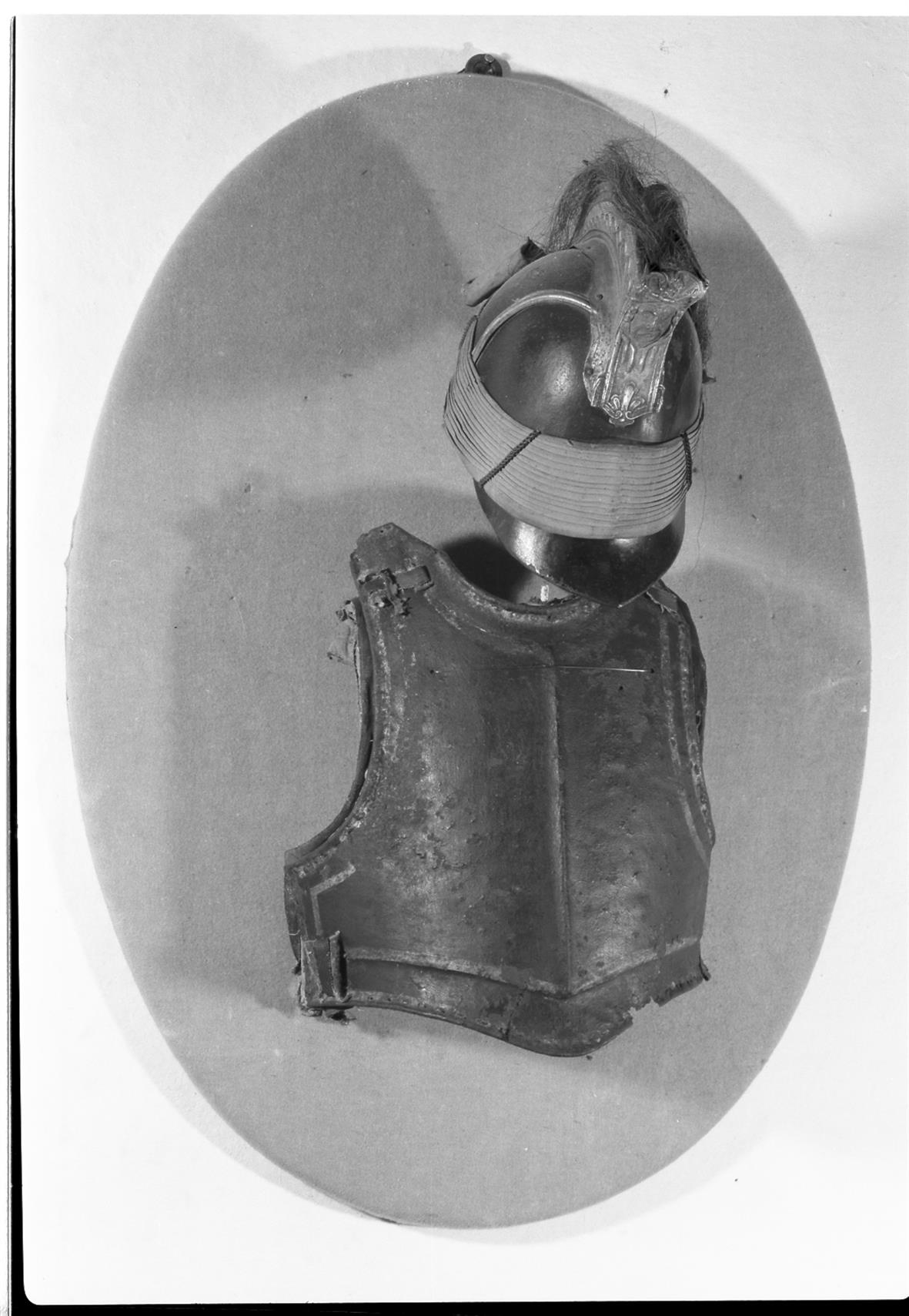 Exposição Histórico-Militar : capacete de dragões e meia couraça de couraceiros franceses : séc. XIX