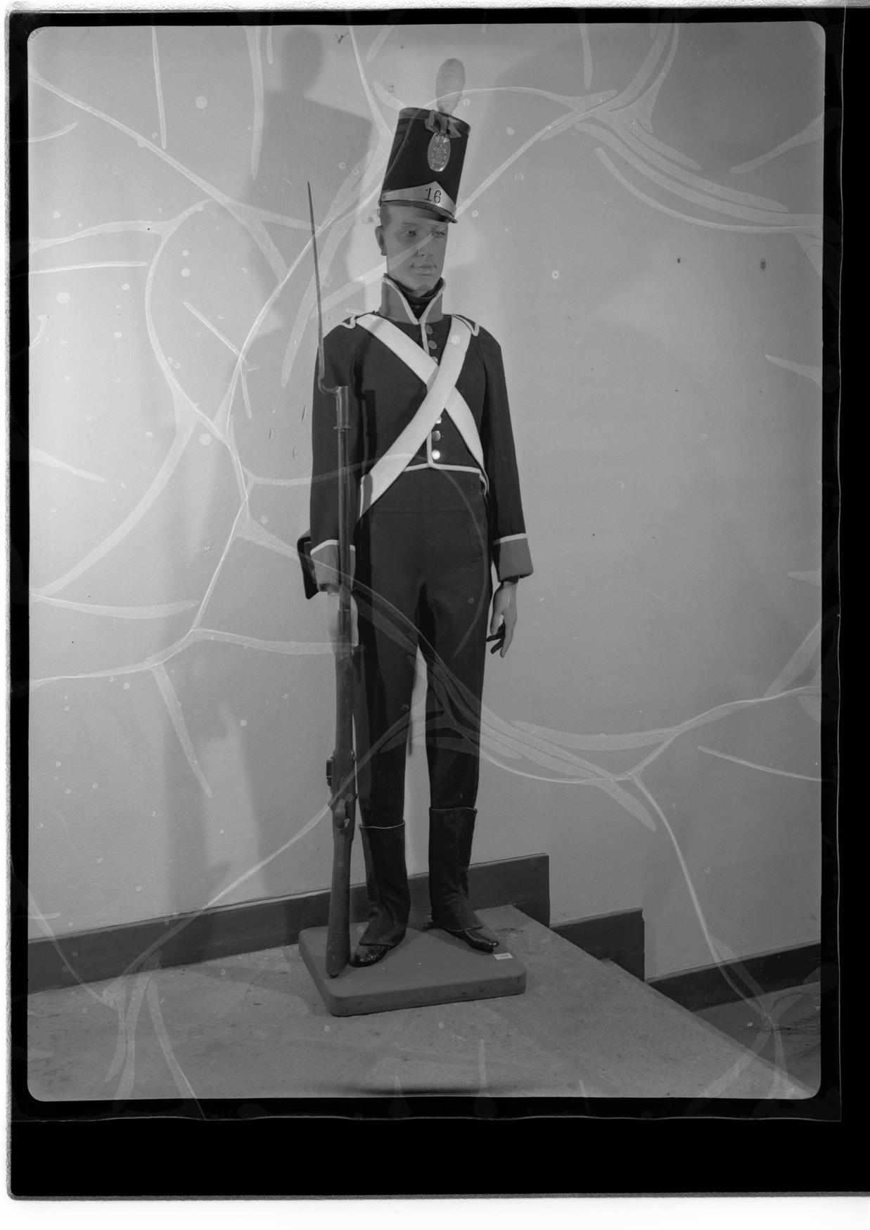 Exposição Histórico-Militar : uniforme da Guerra Peninsular : manequim do Museu Militar do Buçaco