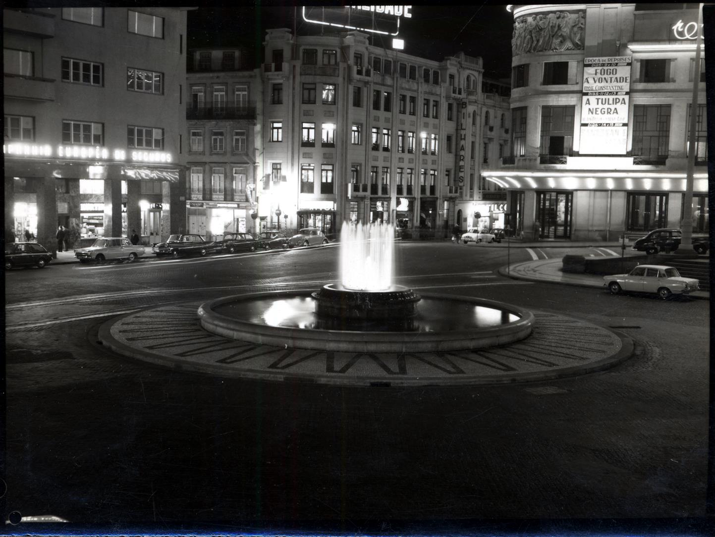 Fonte Luminosa da Praça D. João I : noturna