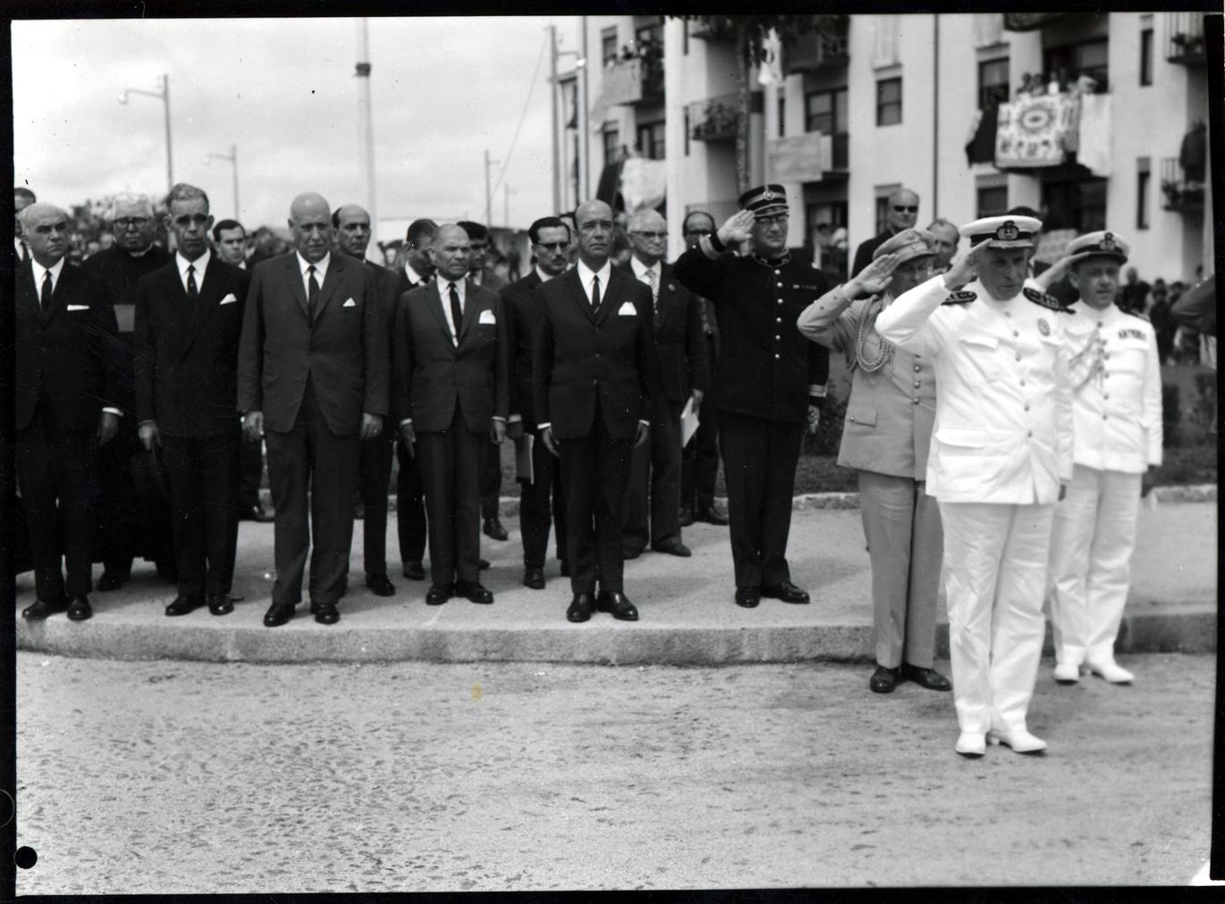 Visita ao Porto do Senhor Presidente da República : inauguração de moradias populares
