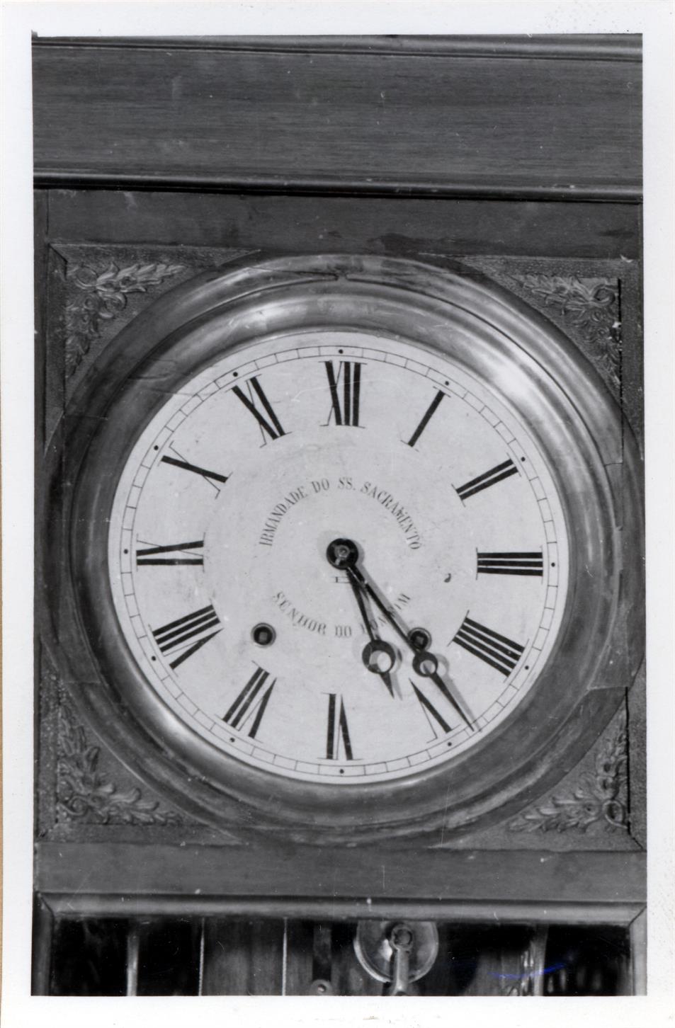 Exposição de relógios do século XVI ao XIX : relógios de caixa alta : pormenor