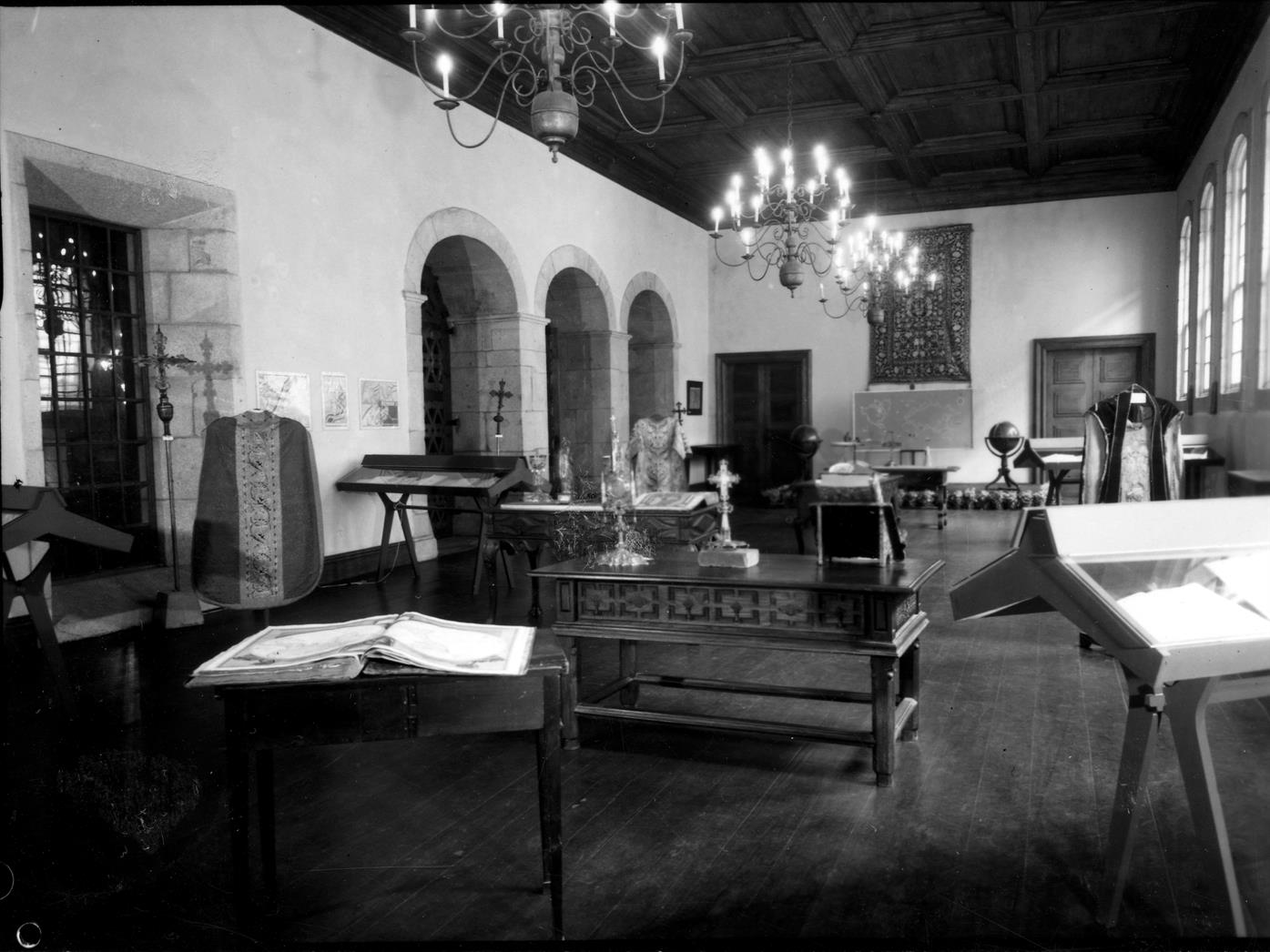 Pedro Álvares Cabral : V centenário do seu nascimento : 1468-1968 : aspeto da exposição na sala de conferências