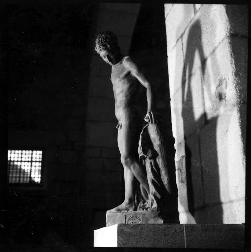 O Porto : exposição permanente da arquitetura do ferro : estátua