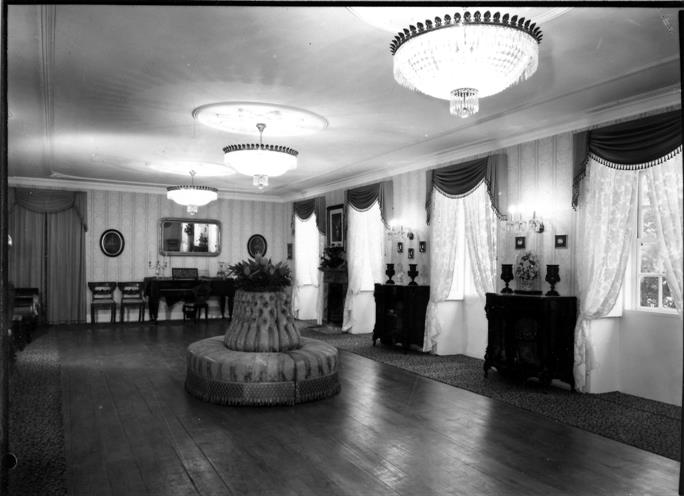Interiores do Museu da Quinta da Macieirinha : salão de baile