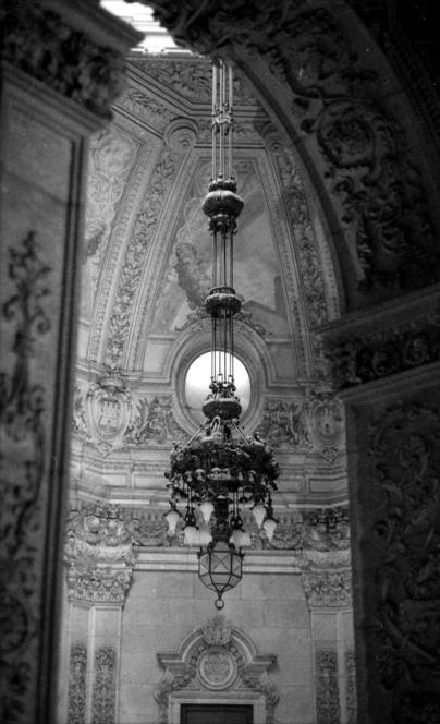 Palácio da Bolsa : escadaria nobre : lustres em bronze