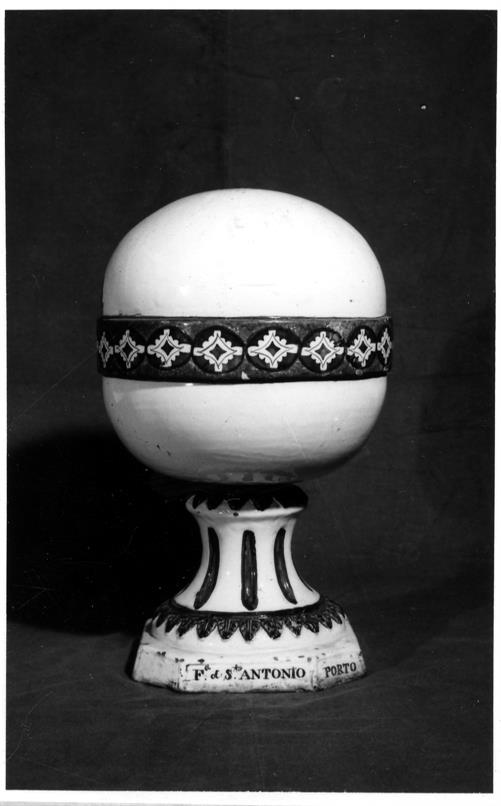 Exposição de cerâmica portuense : séculos XVIII e XIX : bola ornamental