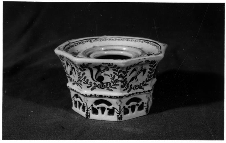 Exposição de cerâmica portuense : séculos XVIII e XIX : tinteiro