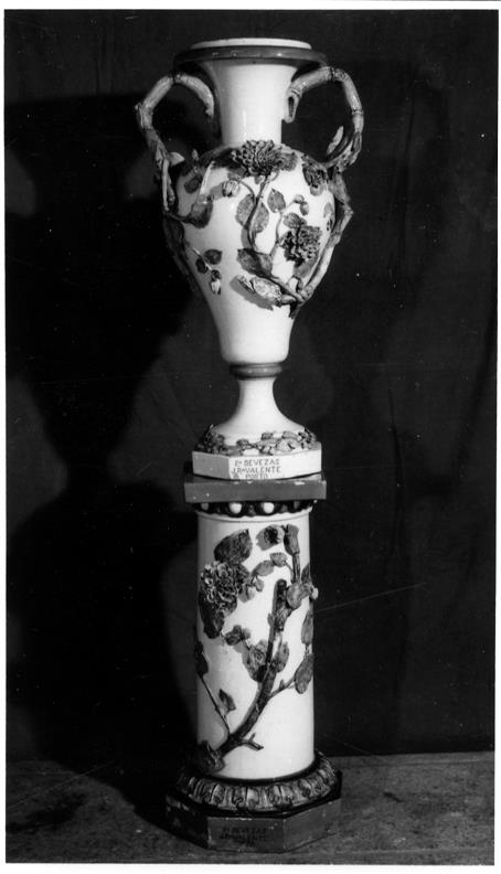 Exposição de cerâmica portuense : séculos XVIII e XIX : jarrão e respetiva coluna