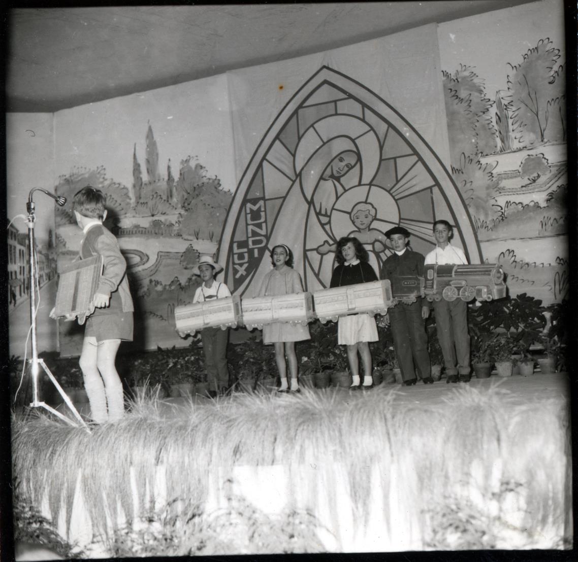 Distribuição de brinquedos aos filhos dos funcionários no Natal de 1963 : Palácio de Cristal