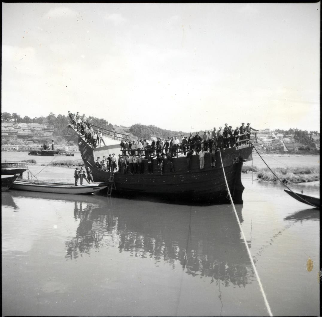 Reconstituição dos navios da expedição de Ceuta : lançamento das embarcações à água