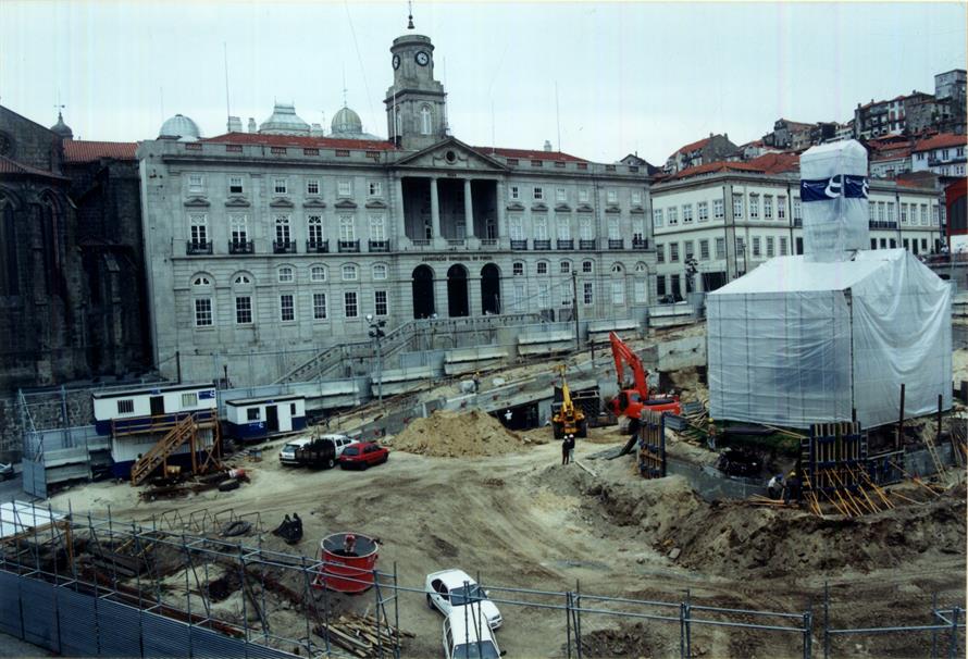 Construção do parque de estacionamento na praça do Infante D. Henrique