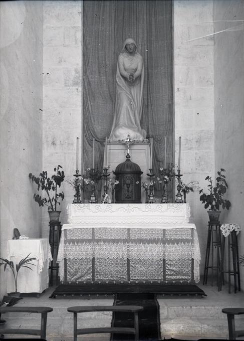 Capela com escultura de Teixeira Lopes: [Nossa Senhora de Fátima: Reitoria do Santuário de Fátima]