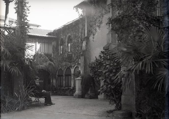 [Teixeira Lopes sentado num banco no jardim da sua casa] : [Casa-Museu Teixeira Lopes]