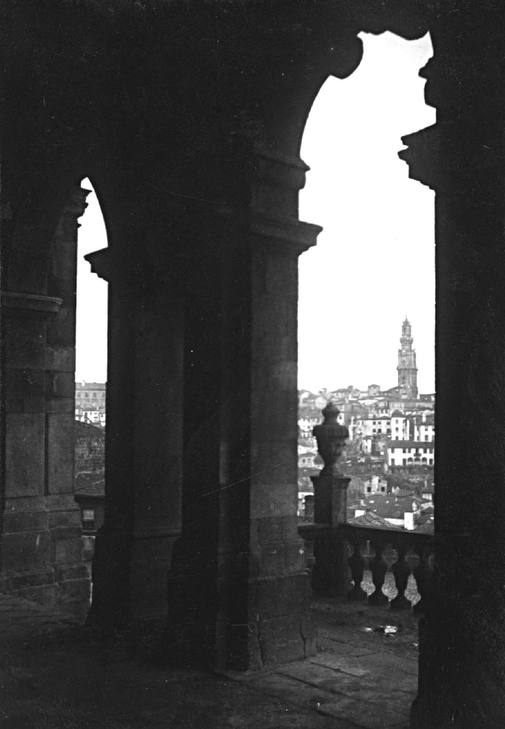 [Porto : Torre dos Clérigos vista da Galilé da Sé]