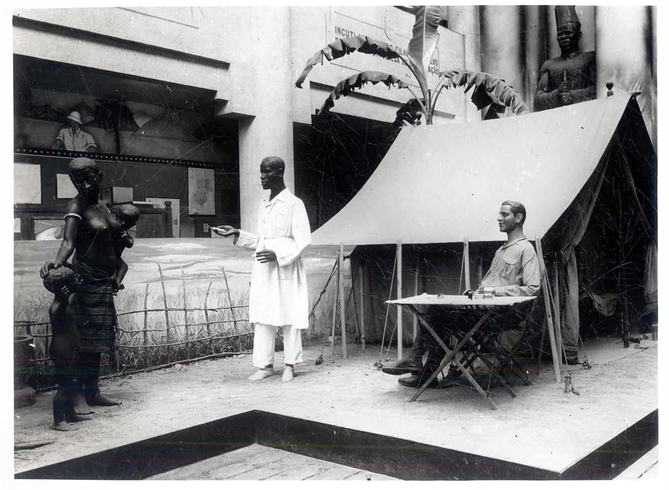 No Palácio de Cristal : 1.ª Exposição Ultramarina Colonial Portuguesa : [representação do combate à doença do sono no Congo português]