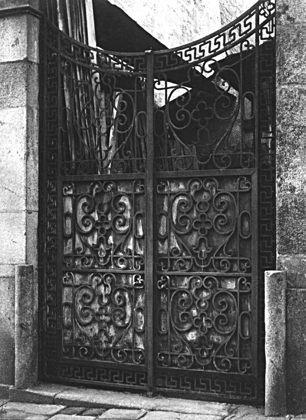 Ferros forjados do Porto : portão entre as portas n.º 127 e 129 da Rua das Taipas