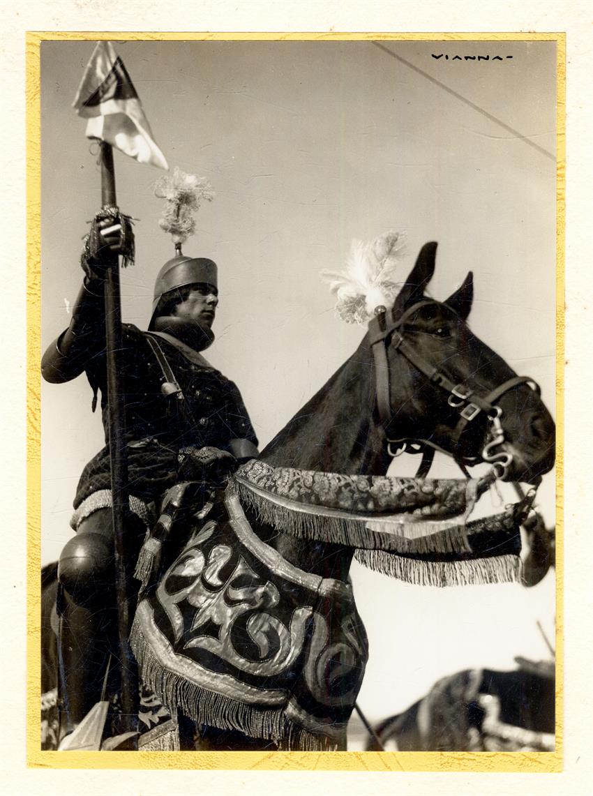 1.ª Exposição Colonial Portuguesa : Cortejo Histórico : [cavaleiro real]