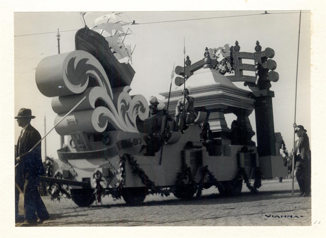 1.ª Exposição Colonial Portuguesa : Cortejo Histórico :  [Carro do Estado da Índia]