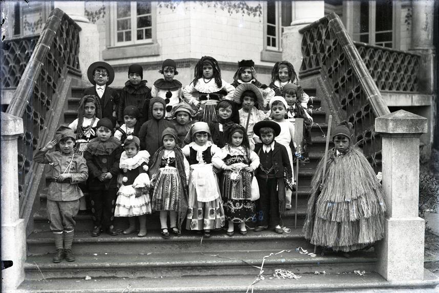 [Grupo de crianças na escadaria da Escola Infantil nº 1: Carnaval]