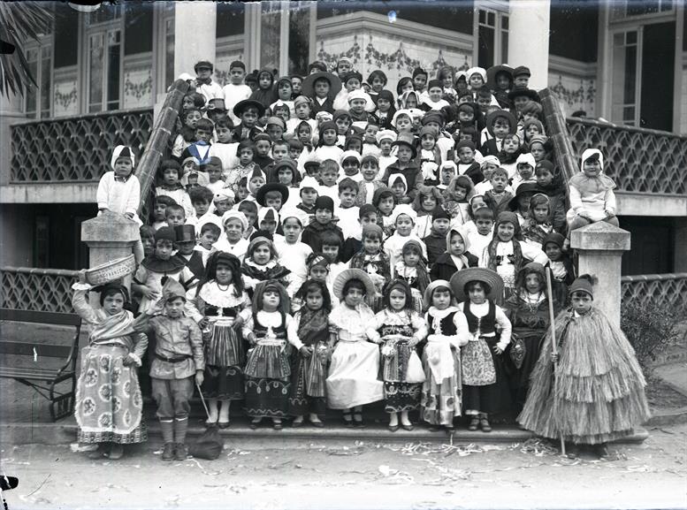 [Grupo de crianças na escadaria da Escola Infantil nº 1: Carnaval]