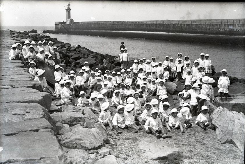 [Grupo de crianças na praia : Foz do Douro]