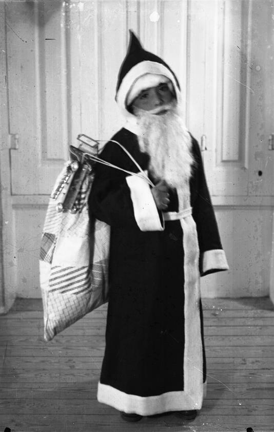 [Criança vestida de Pai Natal]