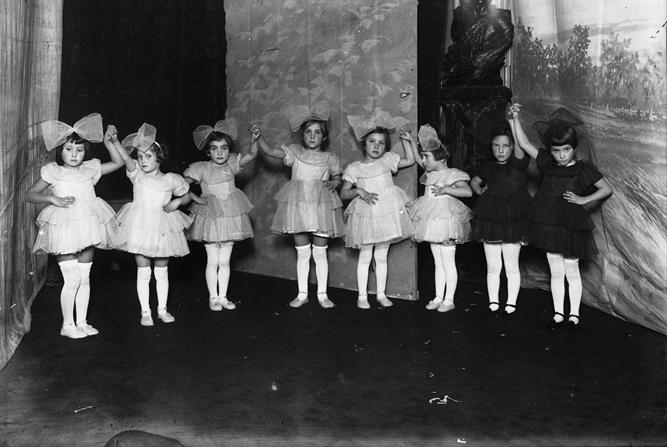 [Grupo de meninas bailarinas na Escola Infantil nº 1]